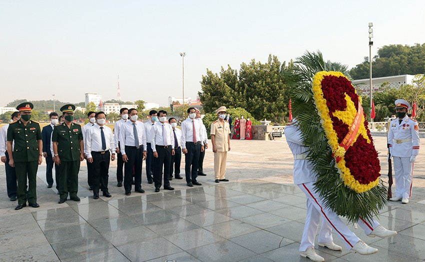 Đoàn đại biểu tỉnh dâng hương Nhà bia tưởng niệm Bác Hồ và Đài tưởng niệm các anh hùng liệt sỹ ảnh 3