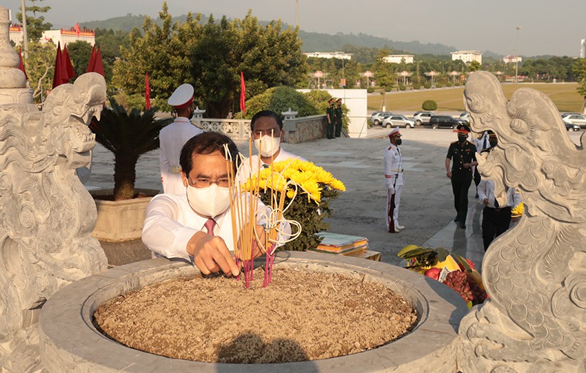 Đoàn đại biểu tỉnh dâng hương Nhà bia tưởng niệm Bác Hồ và Đài tưởng niệm các anh hùng liệt sỹ ảnh 4