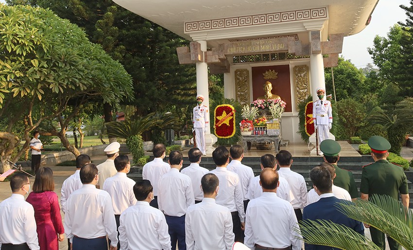 Đoàn đại biểu tỉnh dâng hương Nhà bia tưởng niệm Bác Hồ và Đài tưởng niệm các anh hùng liệt sỹ ảnh 1