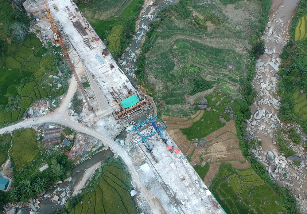 Trên công trường đường nối cao tốc Nội Bài - Lào Cai đi Sa Pa ảnh 4