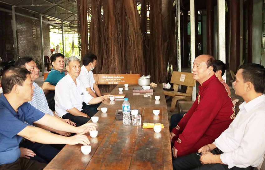 Trao đổi thông tin với thủ nhang đền Cô Tân An.