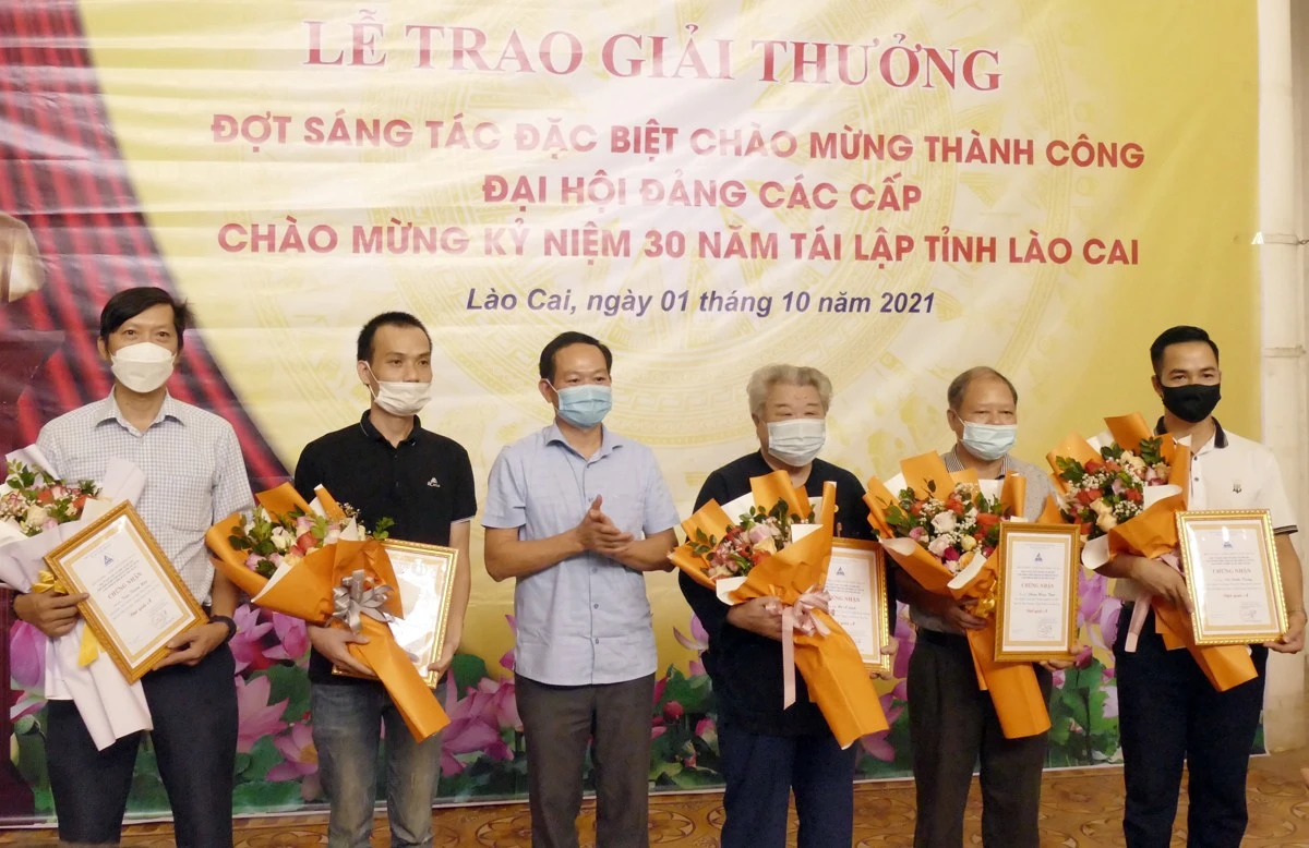 Trao giải A cho các tác giả. Trao giải B cho các tác giả.