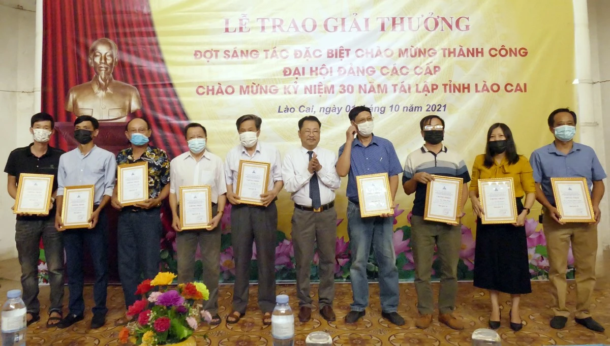 Trao giải A cho các tác giả. Trao giải B cho các tác giả.