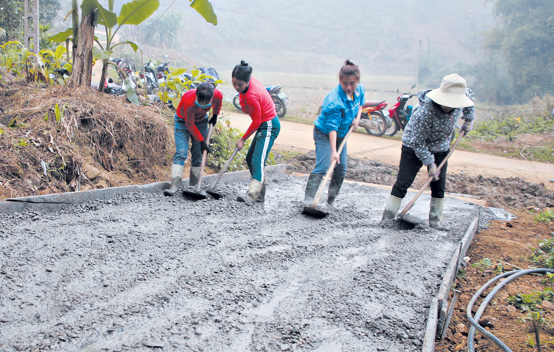Hội viên phụ nữ xã Lương Sơn đổ bê tông đường giao thông nông thôn.