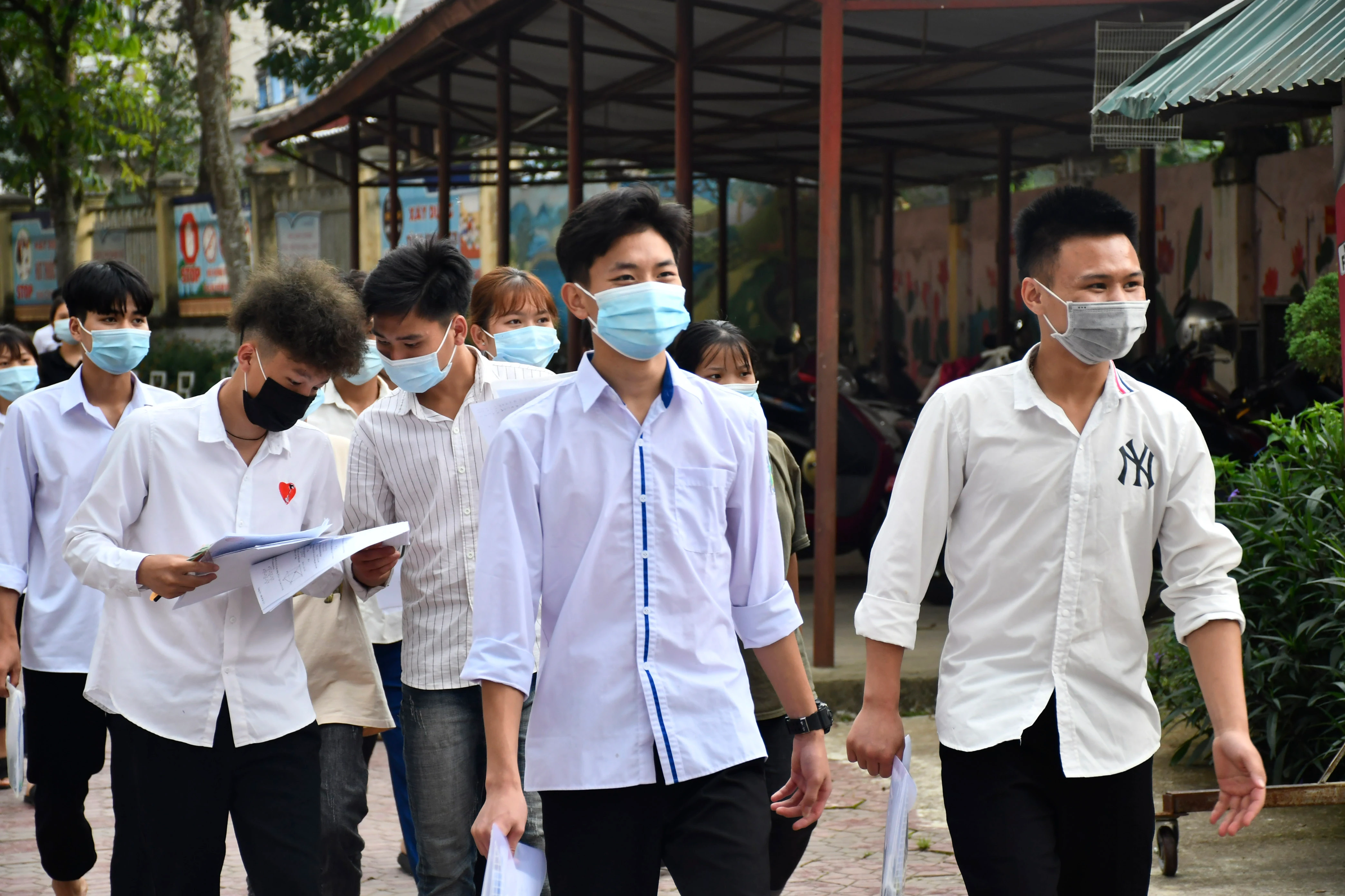 Nhiều thí sinh phấn khởi sau khi rời phòng thi.