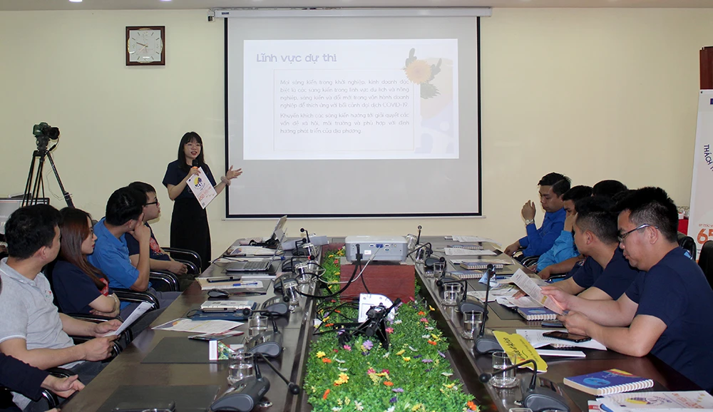 Ban Tổ chức thuyết trình hướng dẫn làm hồ sơ dự thi.