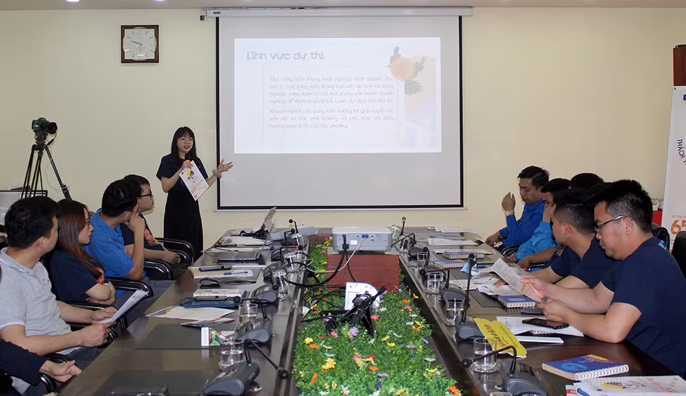 Ban Tổ chức thuyết trình hướng dẫn làm hồ sơ dự thi.