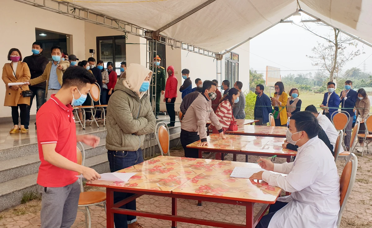 Thực hiện giám sát y tế đối với các đối tượng có nguy cơ cao. Thực hiện giám sát y tế đối với các đối tượng có nguy cơ cao.