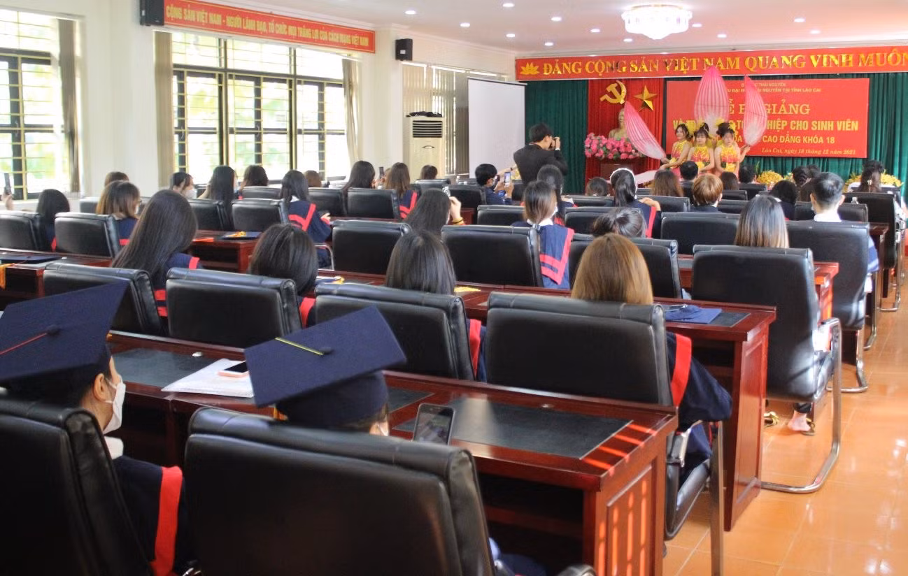 Phân hiệu Đại học Thái Nguyên tại Lào Cai trao bằng tốt nghiệp cho 125 sinh viên ảnh 1