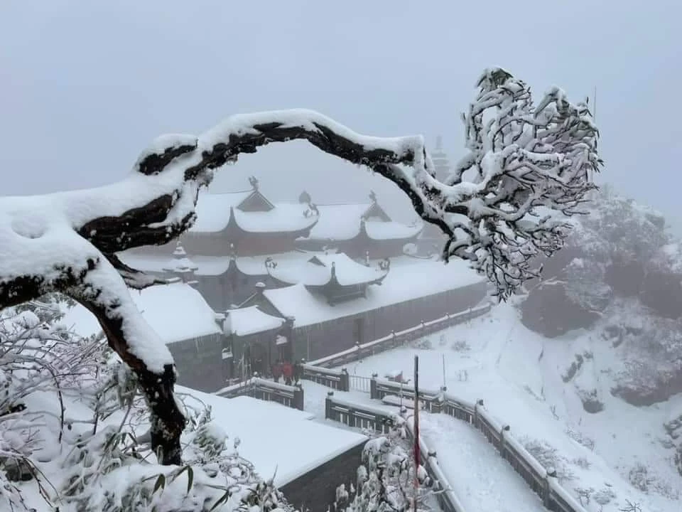 Từ sáng sớm 9/2 đỉnh núi Fansipan đã phủ tuyết trắng tạo lên một khung cảnh vô cùng độc đáo. Tuyết trên đỉnh Fansipan xuất hiện rất dày, có nơi phủ đến 60cm. Cảnh vật huyền ảo. Khung cảnh đẹp như châu Âu khi tuyết phủ. Bình minh trên đỉnh Fansipan trong tuyết phủ. Hoàng hôn trên đỉnh Fansipan vẫn đầy tuyết. Mây trắng và tuyết phủ trên đỉnh Fansipan. Khu du lịch tâm linh của Sun World Fansipan Legend trên đỉnh Fansipan cũng đầy tuyết.