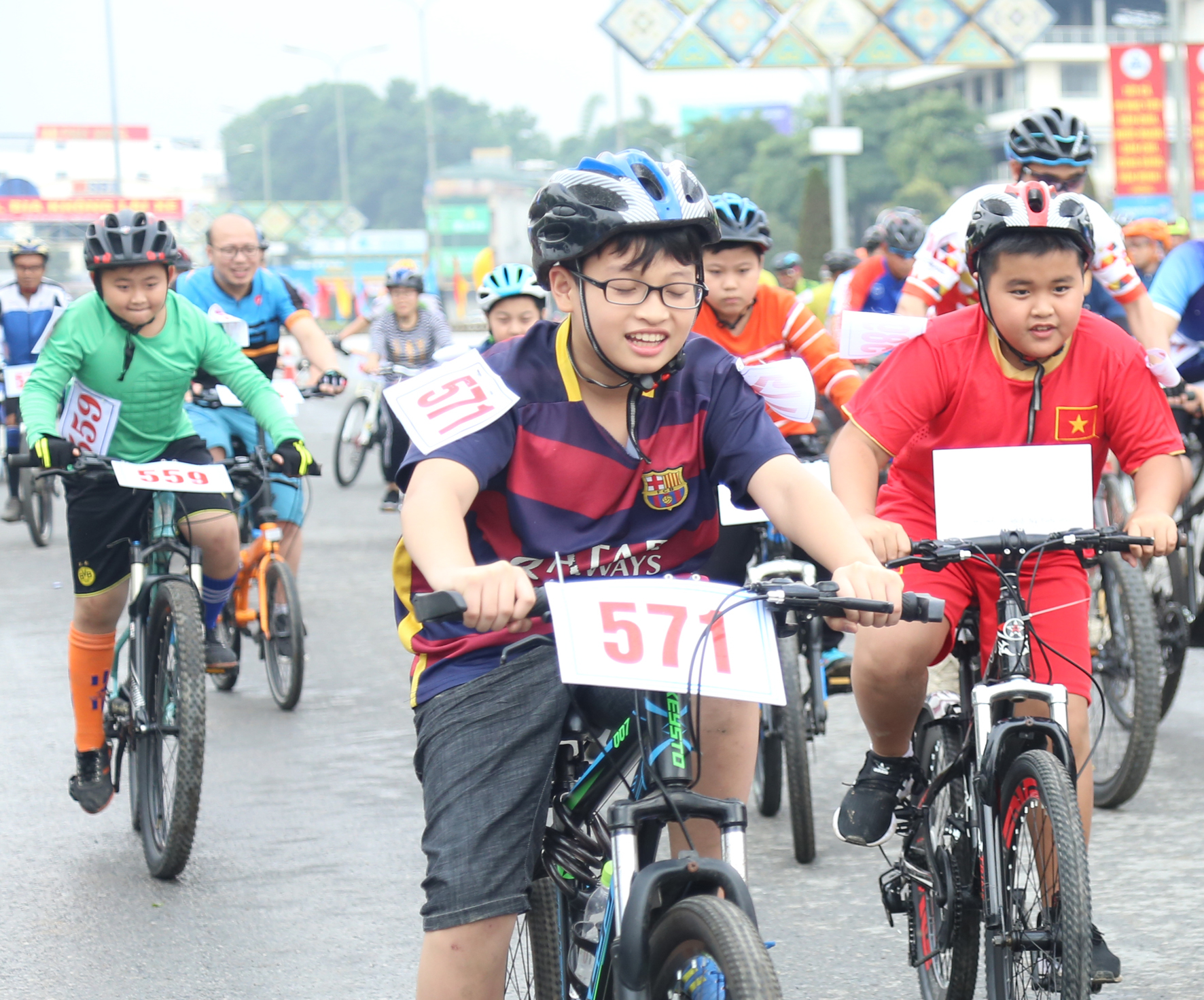 Nhiều em nhỏ tham gia Giải Đua xe đạp Cúp Đền Thượng năm 2018 được tổ chức tại thành phố Lào Cai.