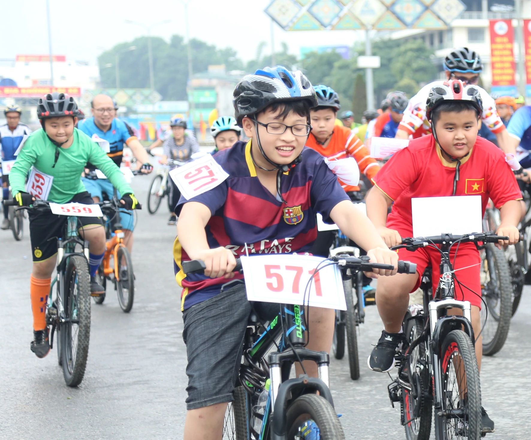 Nhiều em nhỏ tham gia Giải Đua xe đạp Cúp Đền Thượng năm 2018 được tổ chức tại thành phố Lào Cai.