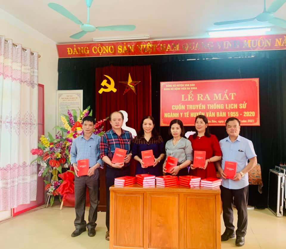 Tặng cuốn truyền thống lịch sử ngành y tế huyện Văn Bàn 1955-2020 cho các đại biểu. Tặng cuốn truyền thống lịch sử ngành y tế huyện Văn Bàn 1955-2020 cho các đại biểu.