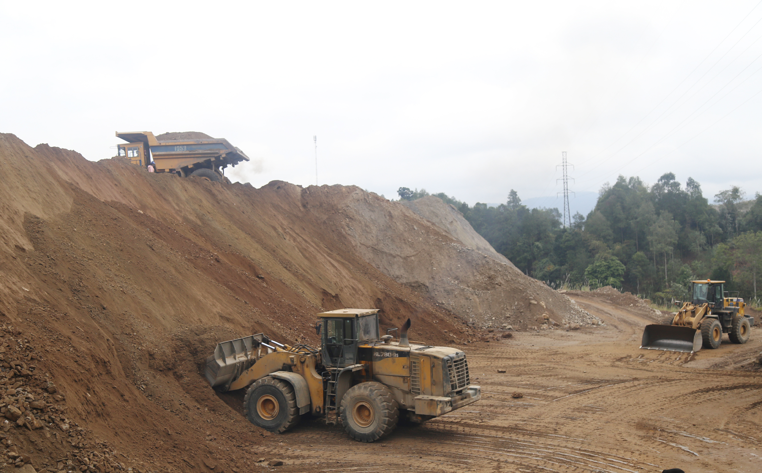 Nhiều đơn vị thuộc Công ty THHH Một thành viên Apatit Việt Nam vẫn duy trì sản xuất xuyên tết.