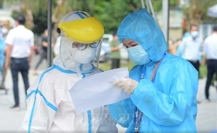 Nhân viên y tế kiểm tra danh sách người xét nghiệm. Nhân viên y tế kiểm tra danh sách người xét nghiệm.