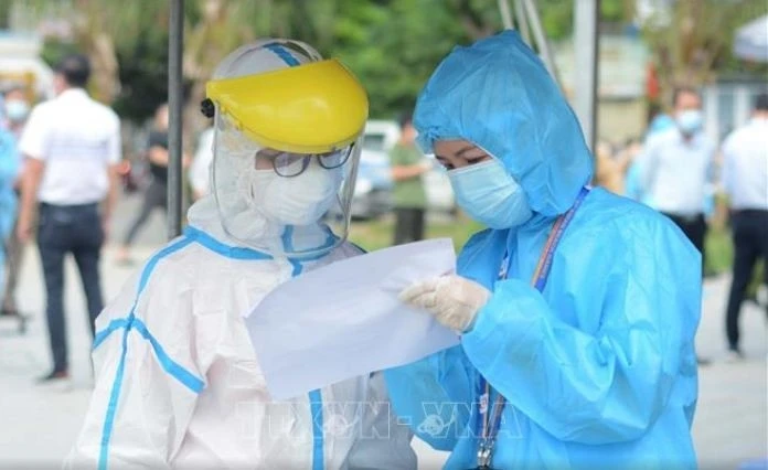 Nhân viên y tế kiểm tra danh sách người xét nghiệm.