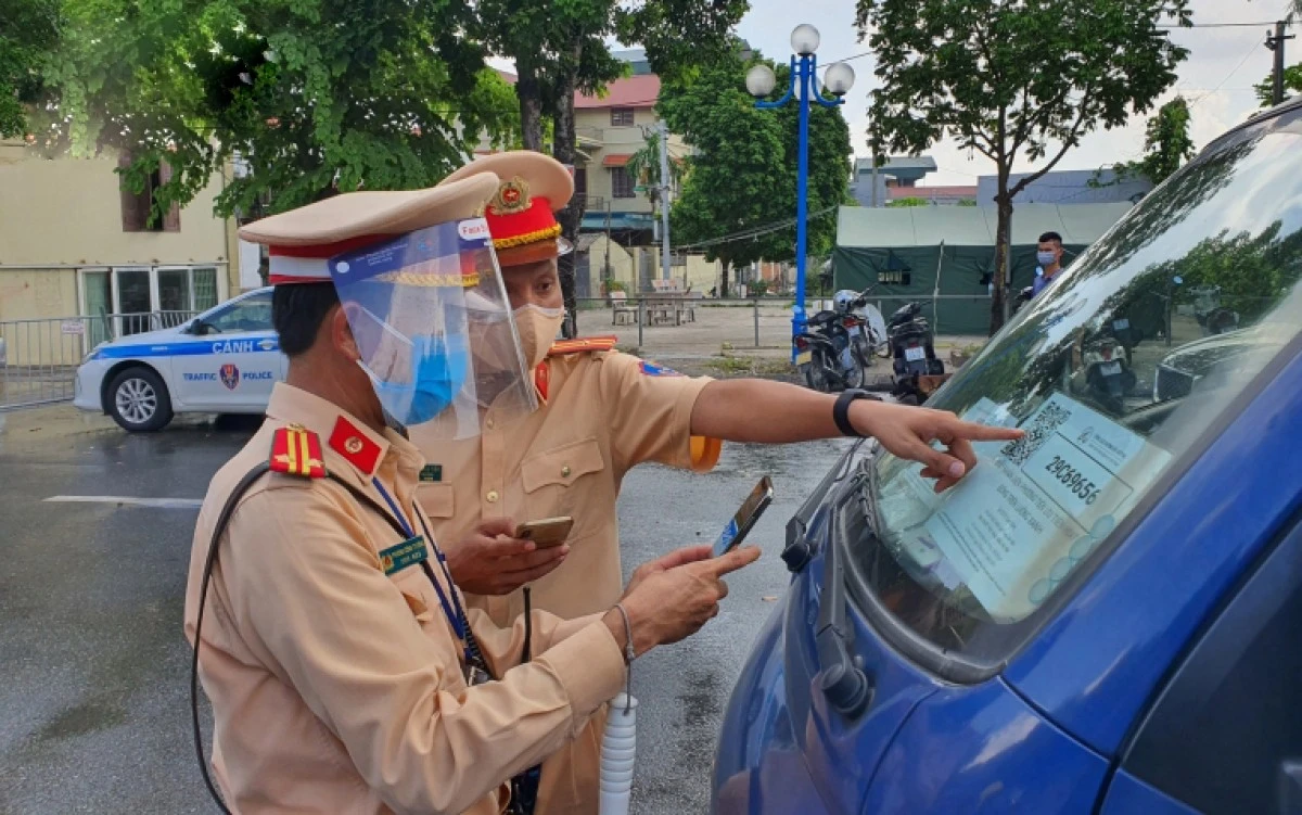 Lực lượng CSGT tăng cường kiểm tra mã QR Code. Lực lượng CSGT tăng cường kiểm tra mã QR Code.