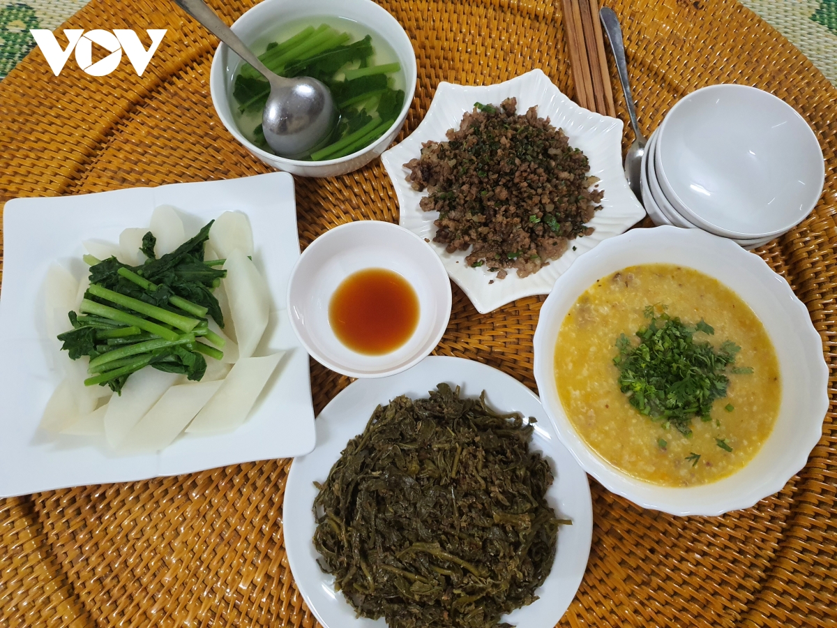 Rau sắn muối chua xào cá suối là món ăn dân dã mà lạ miệng trong mâm cơm của đồng bào.