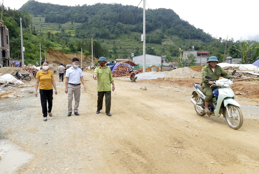 Nhờ được chi bộ tuyên truyền, vận động, 100% hộ ở thôn Na Lang đồng tình ủng hộ làm đường vành đai 2 của huyện Bắc Hà.