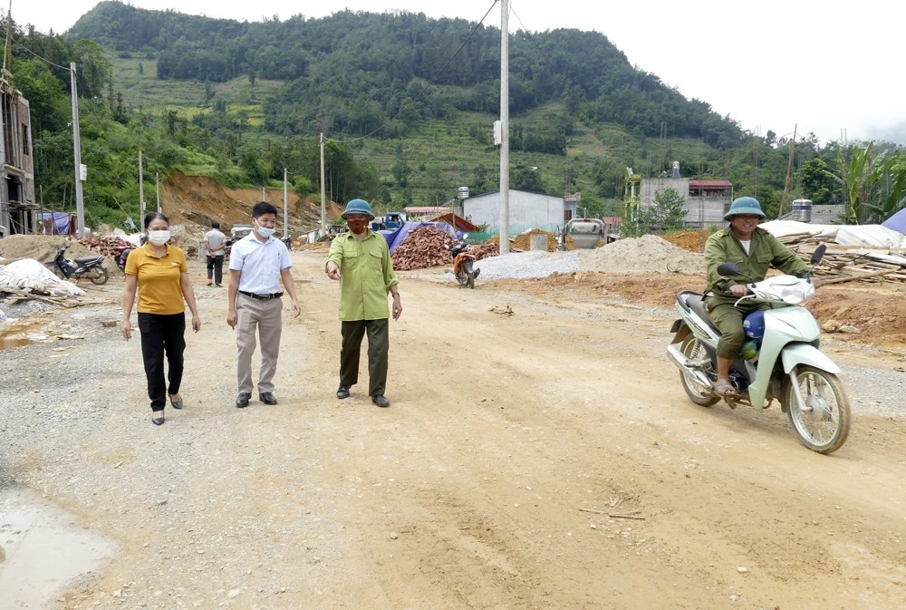 Nhờ được chi bộ tuyên truyền, vận động, 100% hộ ở thôn Na Lang đồng tình ủng hộ làm đường vành đai 2 của huyện Bắc Hà.
