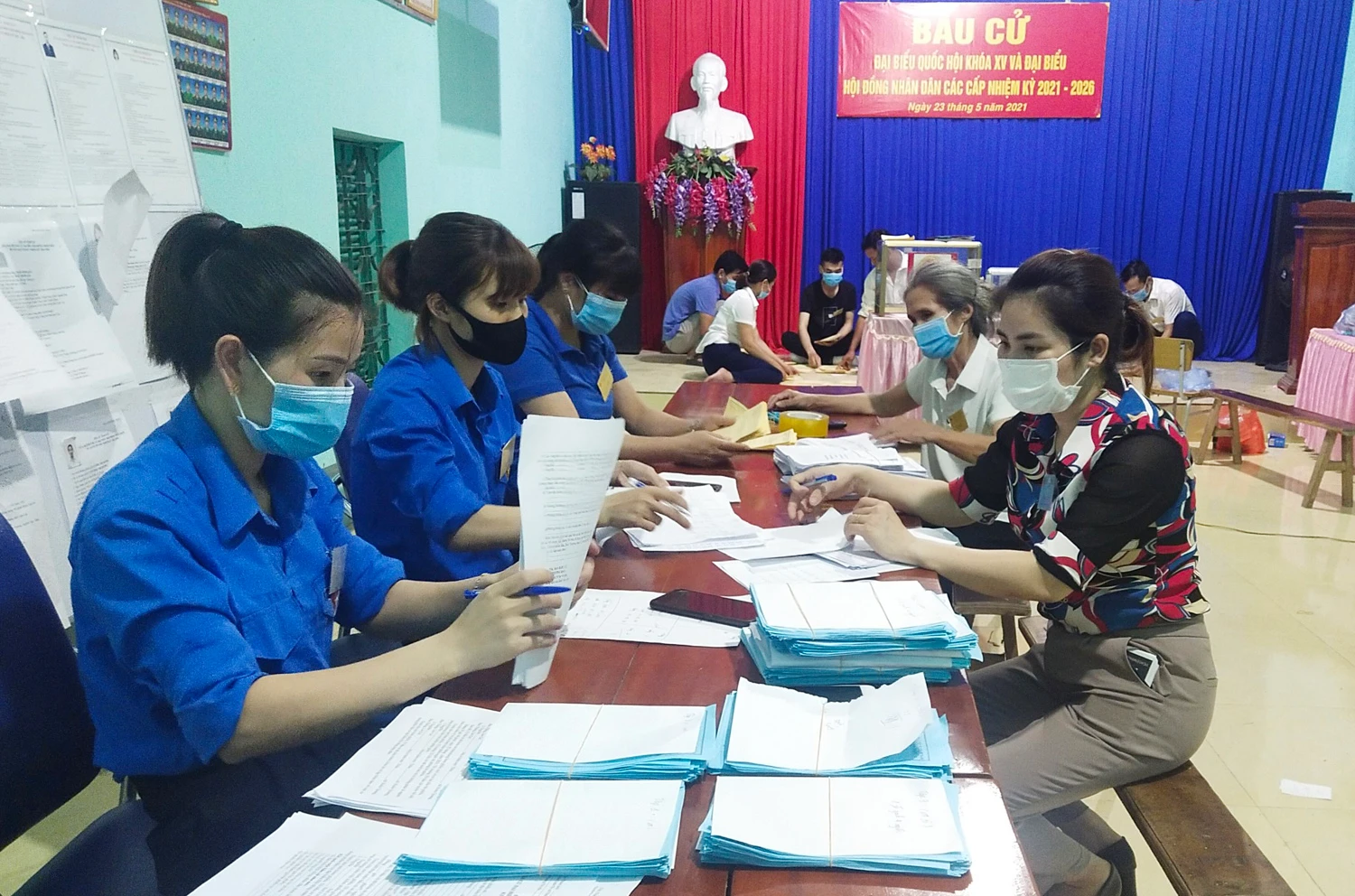 Các tổ bầu cử tiến hành kiểm phiếu ngay trong đêm 23/5.