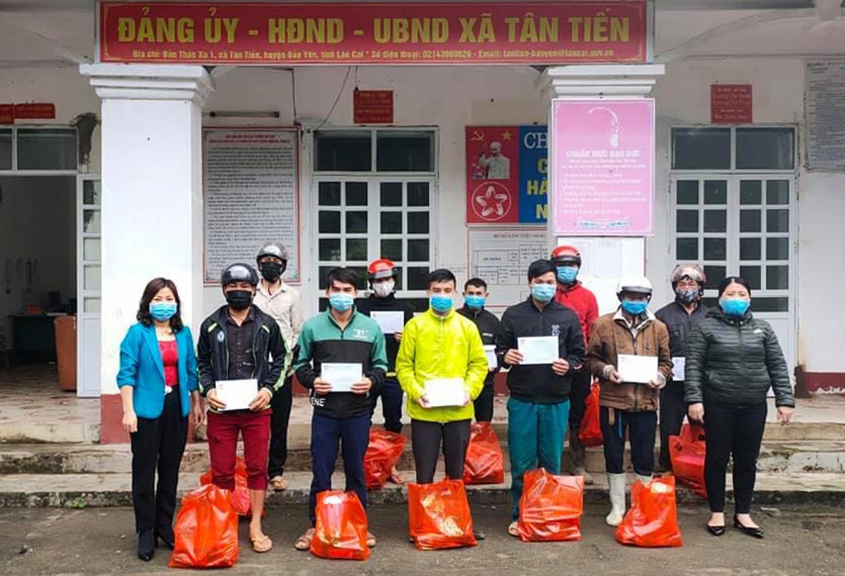 Ủy ban MTTQ Việt Nam tỉnh tặng quà Tết cho người nghèo xã Tân Tiến (Bảo Yên) ảnh 1