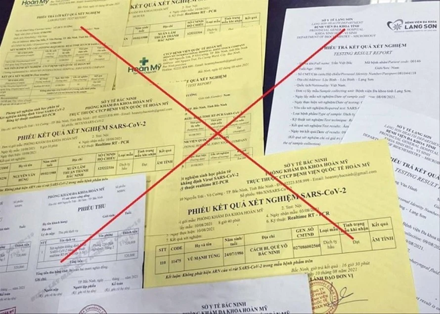 Giấy xét nghiệm COVID-19 giả thu được từ văn phòng Công ty TNHH thiết kế in ấn quảng cáo Thiên Nhân (Bắc Ninh).