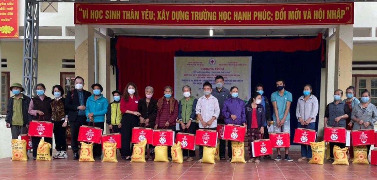 Hội Chữ thập đỏ thành phố Hà Nội tặng 300 suất quà cho hộ nghèo xã Bảo Hà ảnh 1