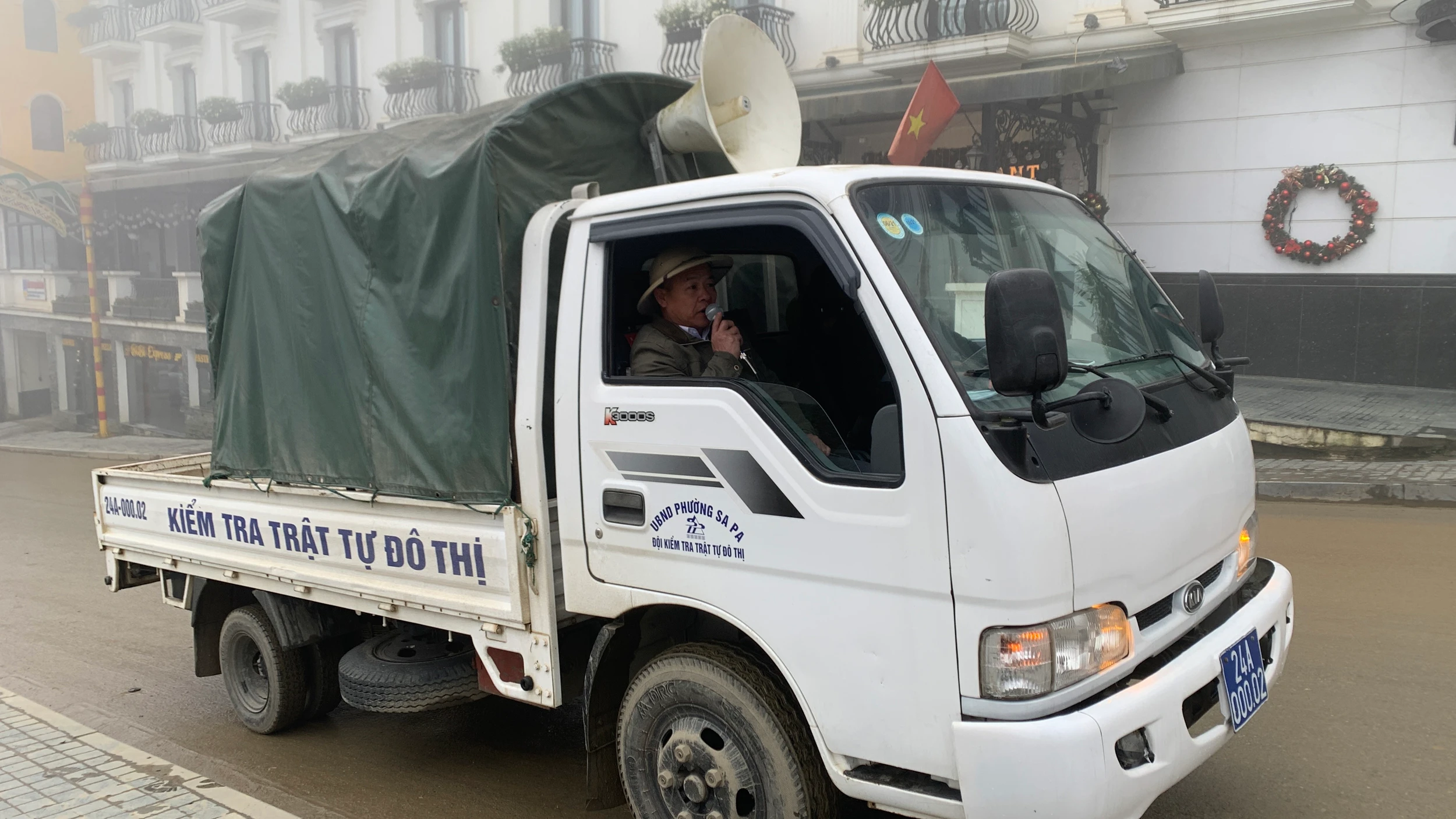 Sa Pa: Giải quyết tình trạng lợi dụng trẻ em bán hàng rong, chèo kéo du khách ảnh 2