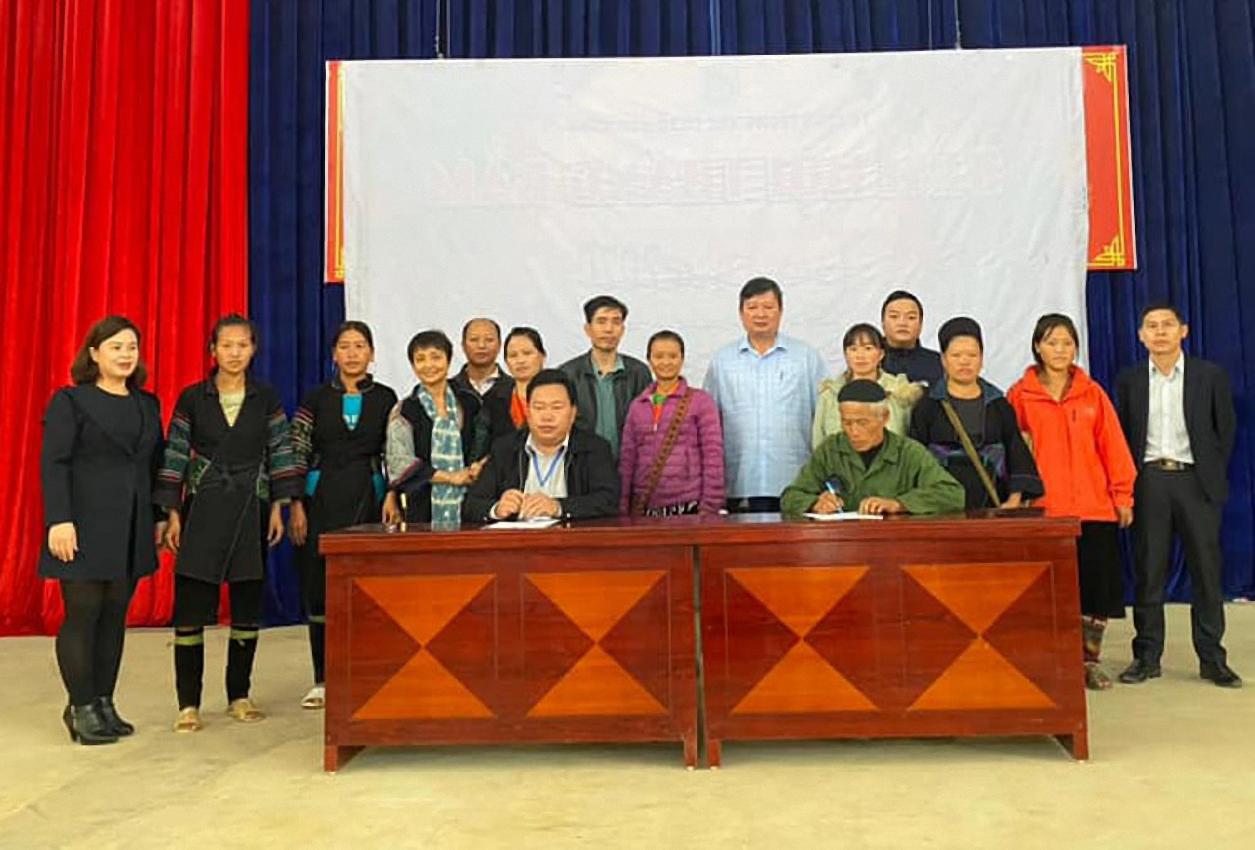 Sa Pa: Giải quyết tình trạng lợi dụng trẻ em bán hàng rong, chèo kéo du khách ảnh 3