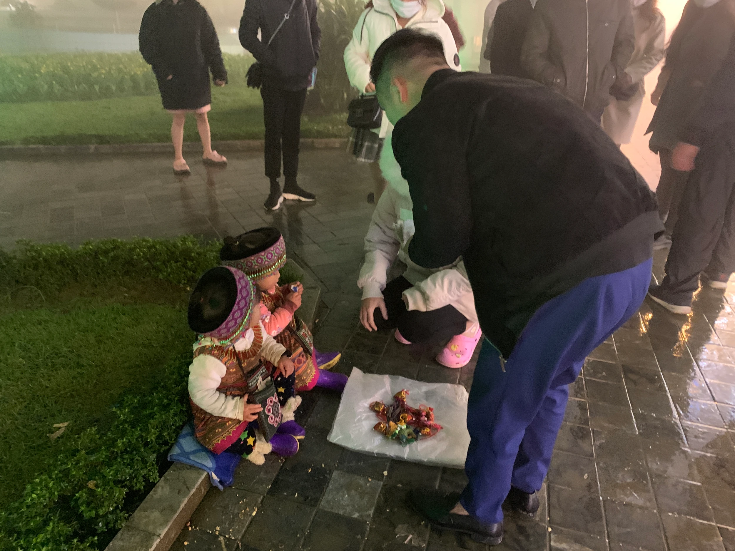 Sa Pa: Giải quyết tình trạng lợi dụng trẻ em bán hàng rong, chèo kéo du khách ảnh 1