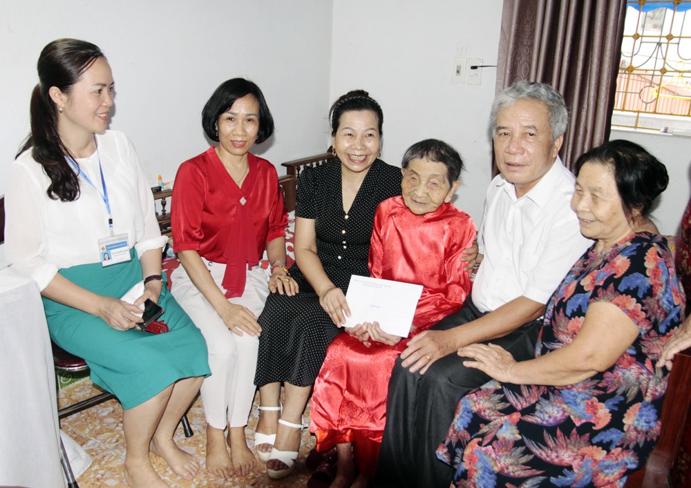 Thành phố Lào Cai: Thăm, tặng quà 28 cụ trên 100 tuổi ảnh 2 Thành phố Lào Cai: Thăm, tặng quà 28 cụ trên 100 tuổi ảnh 2