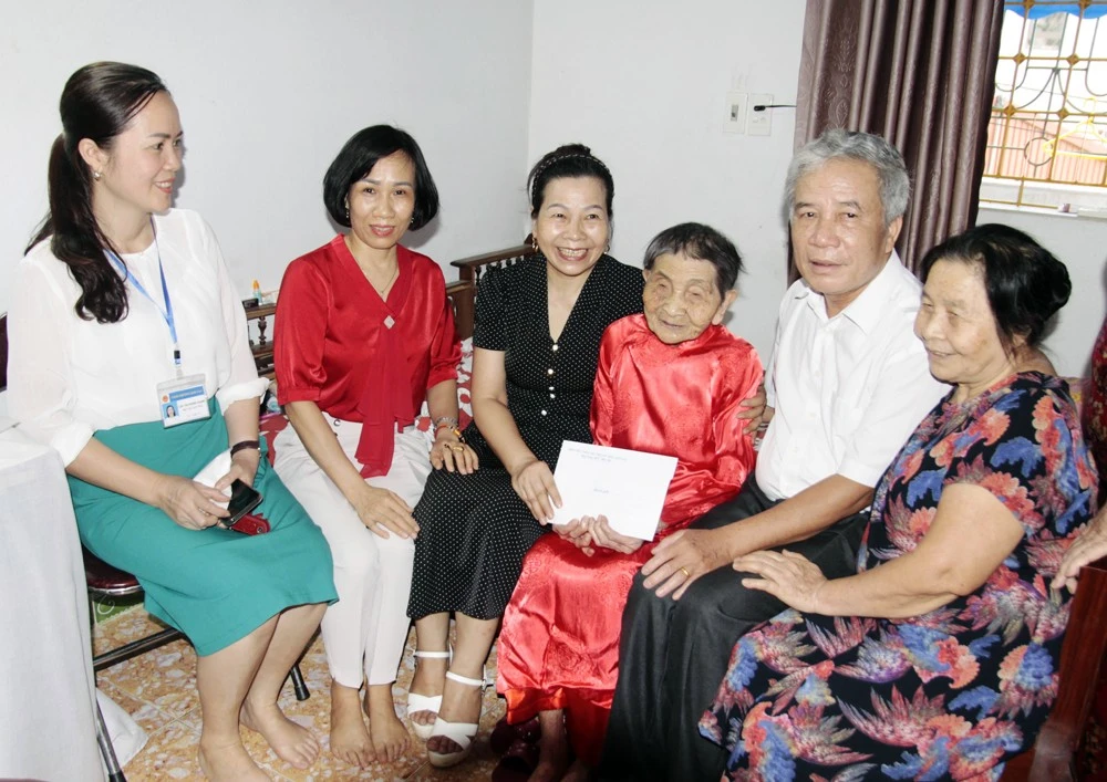 Thành phố Lào Cai: Thăm, tặng quà 28 cụ trên 100 tuổi ảnh 2