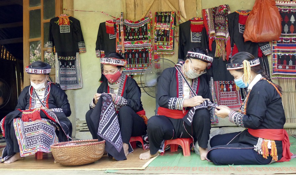 Nhiều phụ nữ người Dao đỏ ở thôn Bản Bông 1 – 2, xã Bảo Hà (Bảo Yên) tham gia nhóm cùng sở thích để giữ nghề thêu truyền thống. Ảnh : Nguyên Vũ (Bảo Hà – Bảo Yên) Nhiều phụ nữ người Dao đỏ ở thôn Bản Bông 1 – 2, xã Bảo Hà (Bảo Yên) tham gia nhóm cùng sở thích để giữ nghề thêu truyền thống. Ảnh : Nguyên Vũ (Bảo Hà – Bảo Yên)