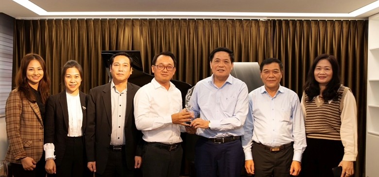 TS Trần Doãn Tiến chúc mừng PGS.TS Nguyễn Thanh Hà và các cán bộ, giáo viên Viện Phát triển Giáo dục Việt Nam, TEDSAIGON nhân ngày Nhà giáo Việt Nam 20-11.