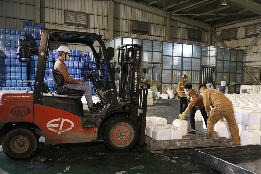 Hoạt động sản xuất tại Công ty TNHH Một thành viên Hóa chất Đức Giang Lào Cai.