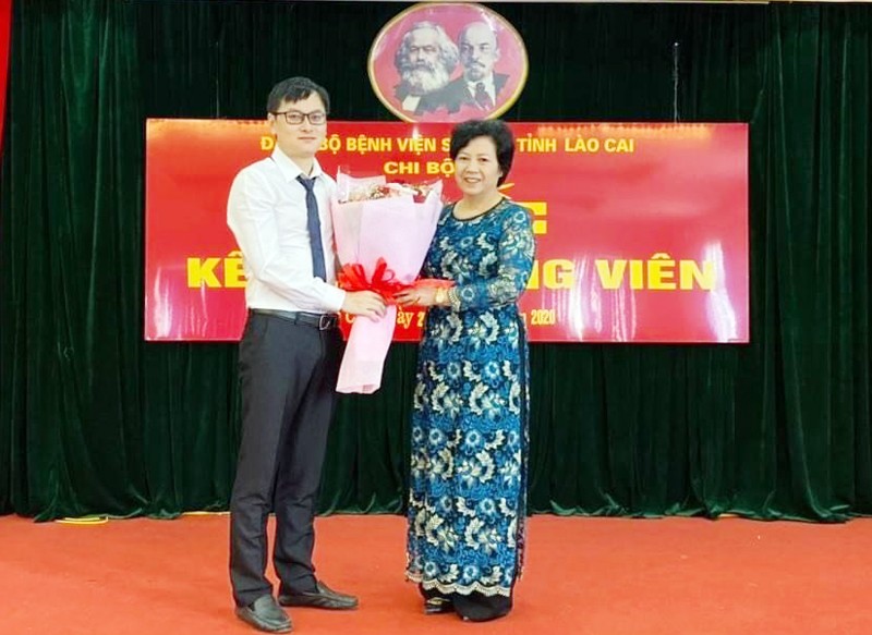 Bác sĩ Hoàng Tùng trong lễ kết nạp đảng.