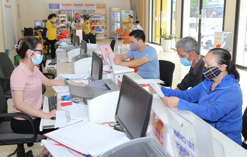 Công dân đến giao dịch tại bộ phận một cửa của UBND huyện Bảo Thắng.