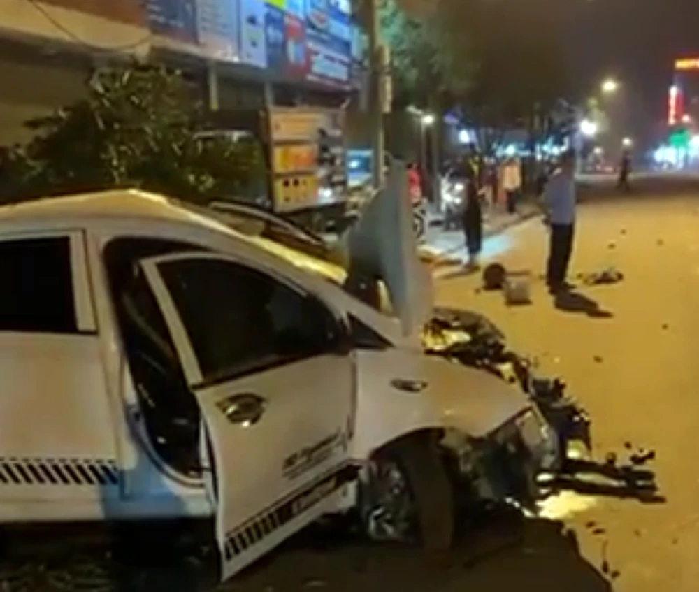 Pha va chạm mạnh khiến 2 người tử vong, ô tô và xe máy hư hỏng nặng.