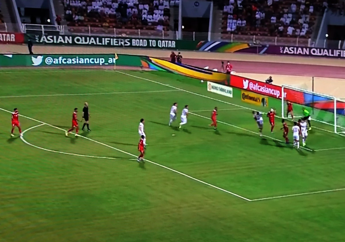 Cuối trận, các cầu thủ Việt Nam (áo trắng) dâng cao tấn công, nhưng không ghi được thêm bàn thắng, chấp nhận thất bại 1 - 3 trước Oman. Cuối trận, các cầu thủ Việt Nam (áo trắng) dâng cao tấn công, nhưng không ghi được thêm bàn thắng, chấp nhận thất bại 1 - 3 trước Oman.