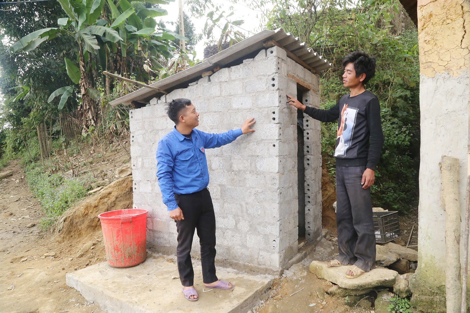 Đảng viên Lý Xe Xa, Bí thư Đoàn Thanh niên xã Trịnh Tường vận động các hộ dân xây nhà vệ sinh kiên cố.