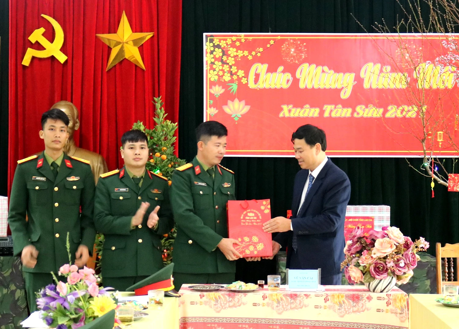 Tặng quà Đại đội 27, Bộ Chỉ huy Quân sự tỉnh. Tặng quà Đại đội 20, Bộ Chỉ huy Quân sự tỉnh. Tặng quà Tiểu đoàn Cảnh sát cơ động số 4 (Bộ Công an) đóng trên địa bàn tỉnh.
