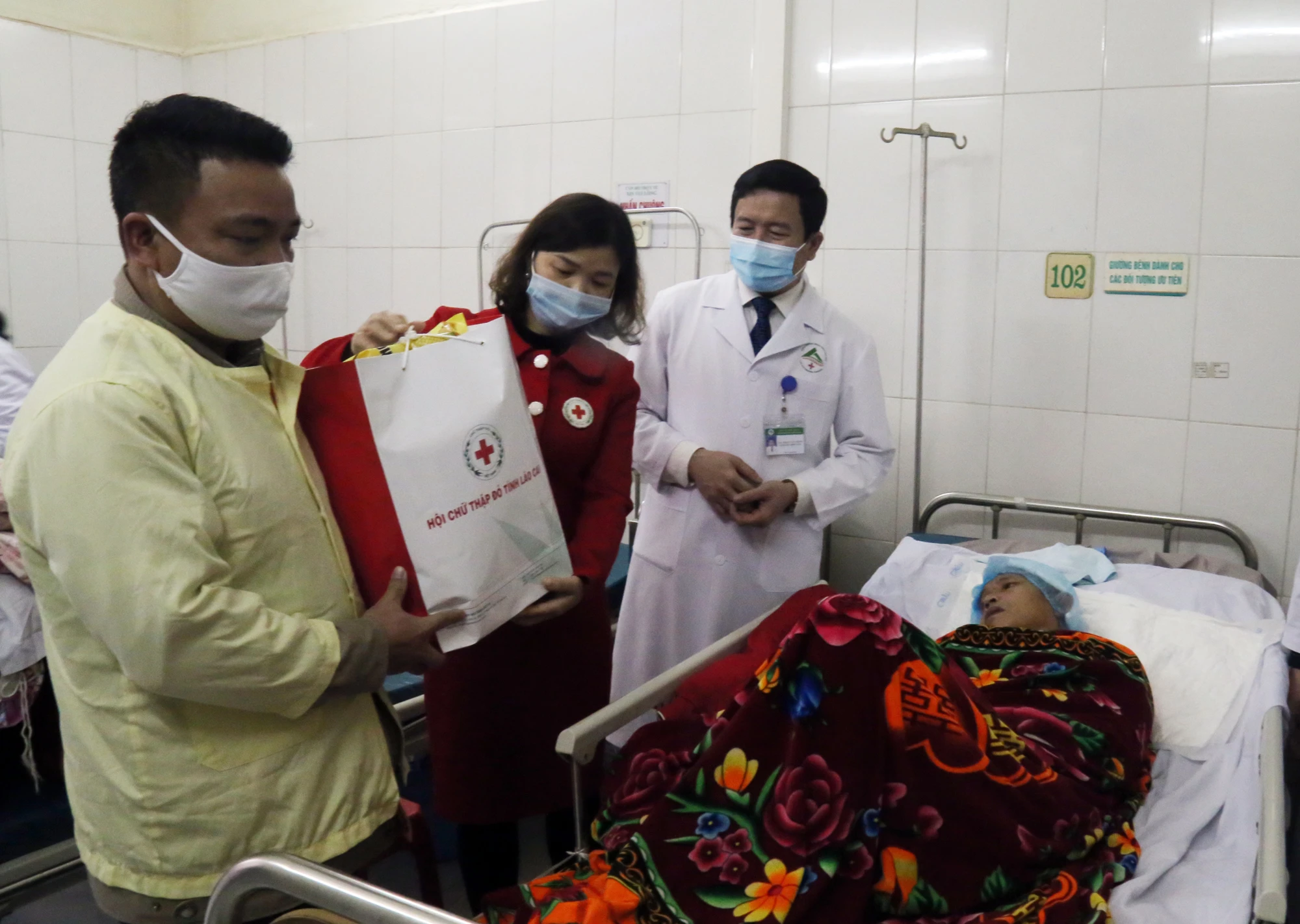 Tặng quà bệnh nhân điều trị tại Khoa Ngoại chấn thương. Tặng quà bệnh nhân điều trị tại Khoa Ngoại chấn thương.