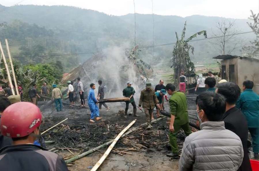 Hiện trường vụ cháy nhà của hộ ông La Văn Toán. Hiện trường vụ cháy nhà của hộ ông La Văn Toán.