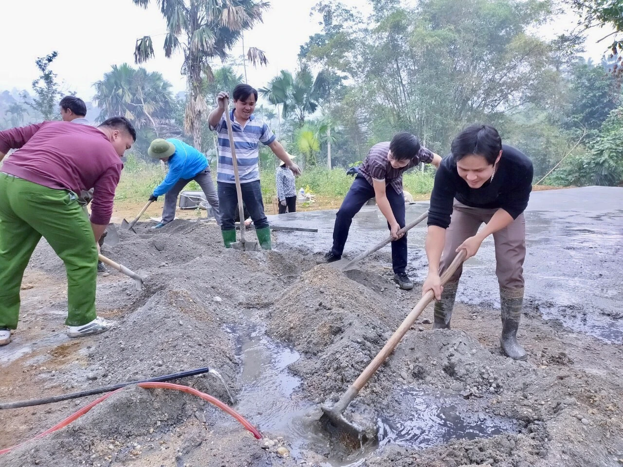Cán bộ, công chức xã giúp thôn Pịt đổ bê tông khu sân đền. Cán bộ, công chức xã giúp thôn Pịt đổ bê tông khu sân đền.