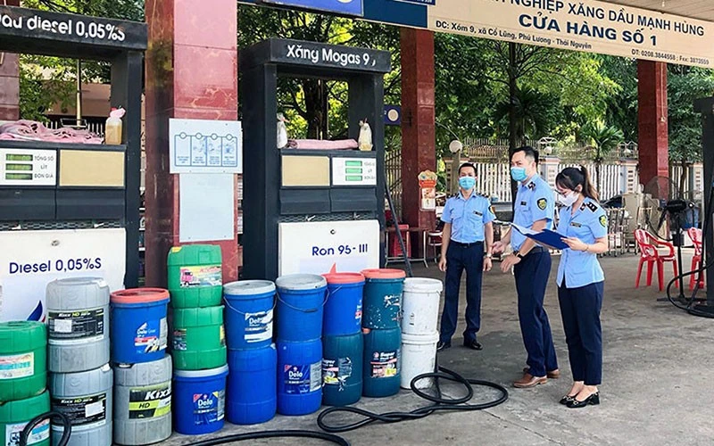 Ðội Quản lý thị trường số 5 (bộ phận Phú Lương) kiểm tra đột xuất hoạt động kinh doanh tại cửa hàng xăng dầu của Doanh nghiệp Xăng dầu Mạnh Hùng, xã Cổ Lũng, huyện Phú Lương (Thái Nguyên). Ảnh: PHAN TRANG