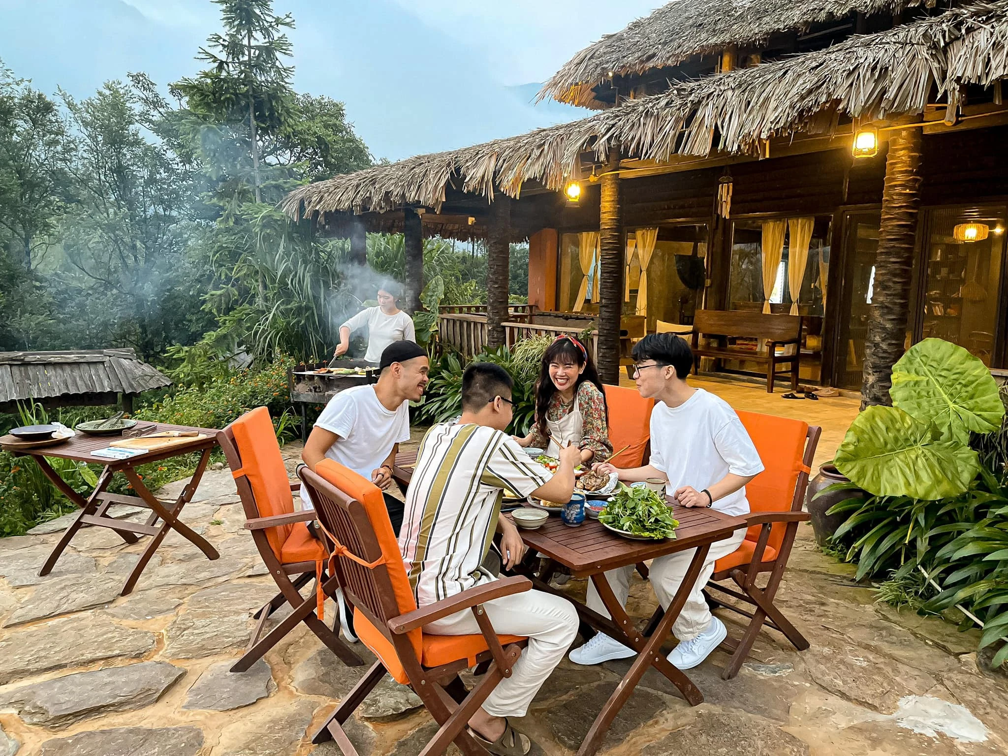 Khách du lịch thưởng thức đồ ăn tại Rùa House.