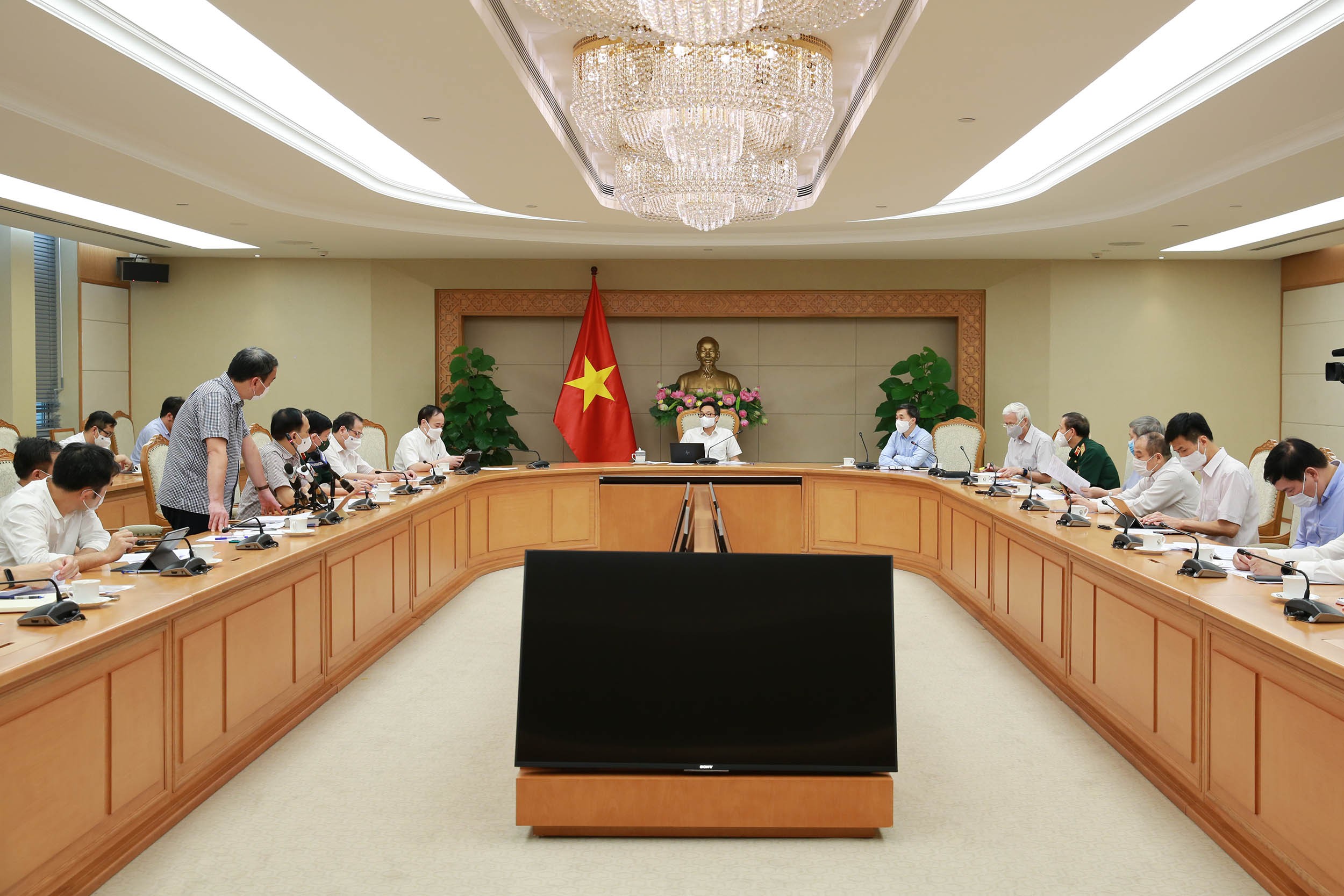 Các nhà khoa học, chuyên gia, Bộ Y tế kỳ vọng, sau khi hoàn thành thử nghiệm đánh giá lâm sàng, các DN dược của Việt Nam sẽ làm việc để có bản quyền sản xuất trong nước. Các nhà khoa học, chuyên gia, Bộ Y tế kỳ vọng, sau khi hoàn thành thử nghiệm đánh giá lâm sàng, các DN dược của Việt Nam sẽ làm việc để có bản quyền sản xuất trong nước.