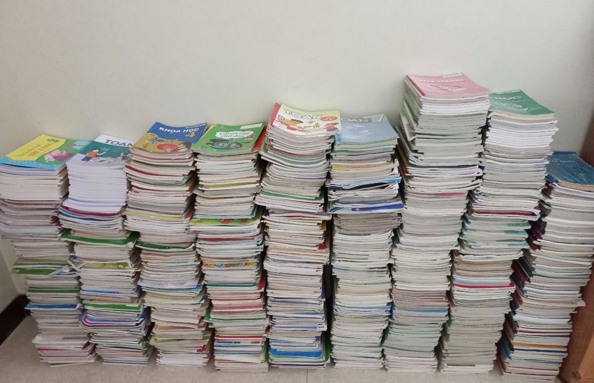 Sách cũ được phân loại trước khi trao tặng. Sách cũ được phân loại trước khi trao tặng.