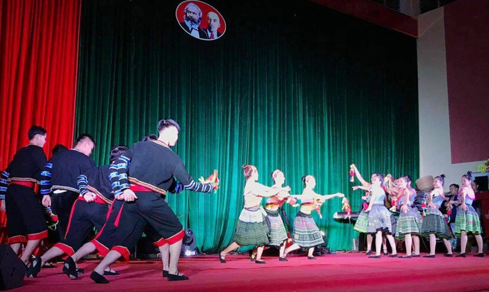 Biểu diễn nghệ thuật tại xã Lùng Cải (Bắc Hà).